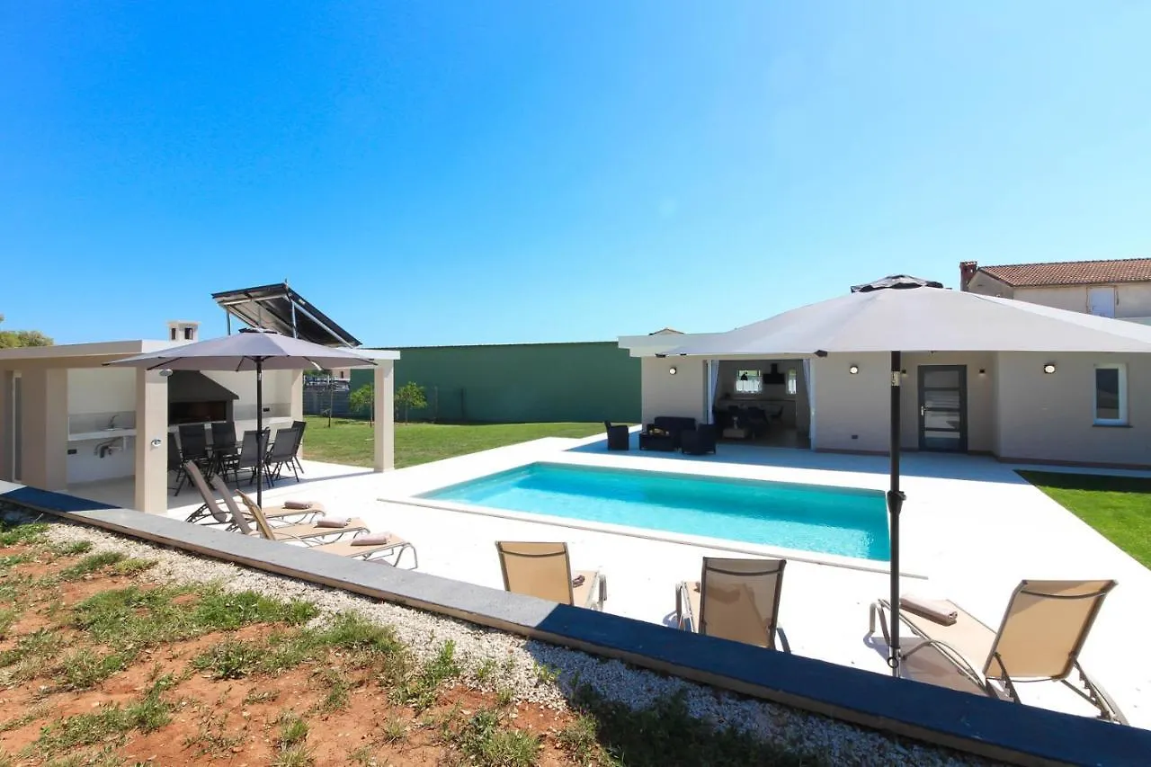 Stunning Modern Villa Monte Vernal In Pula Near The Beach And City Center