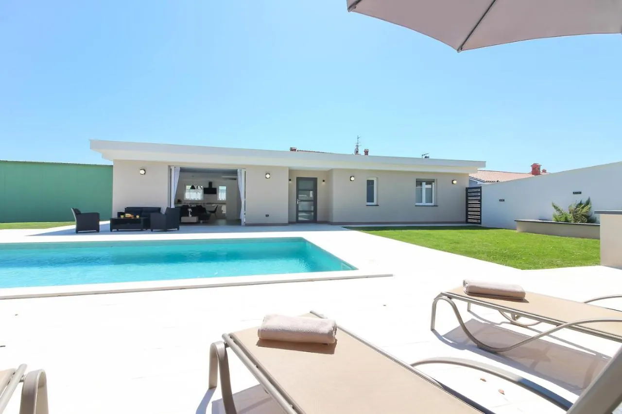 Stunning Modern Villa Monte Vernal In Pula Near The Beach And City Center
