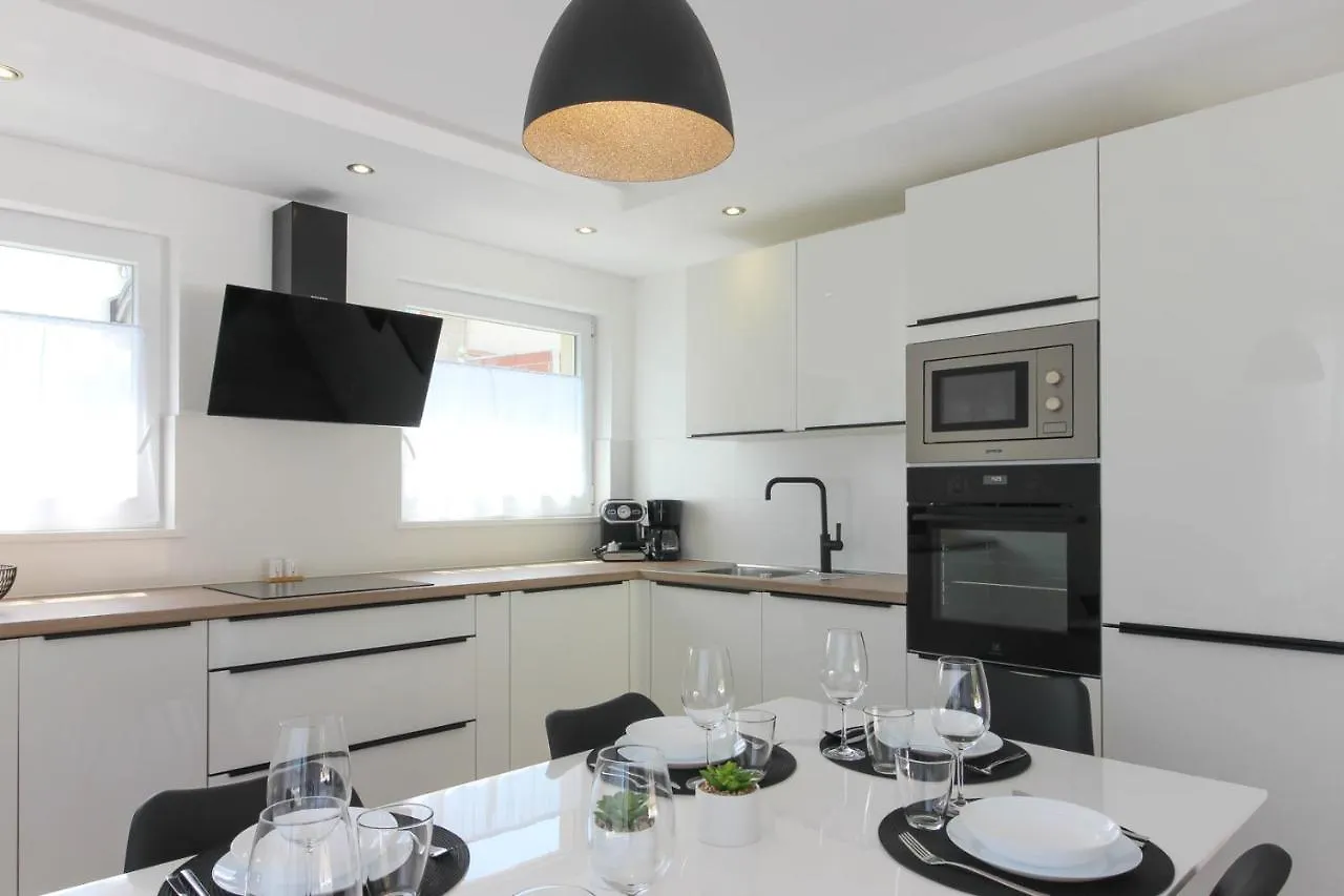 Stunning Modern Villa Monte Vernal In Pula Near The Beach And City Center